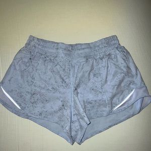 Lululemon High Rise Hotty Hot Shorts - Gravel Dust Pastel Blue Multi/Pastel Blue
